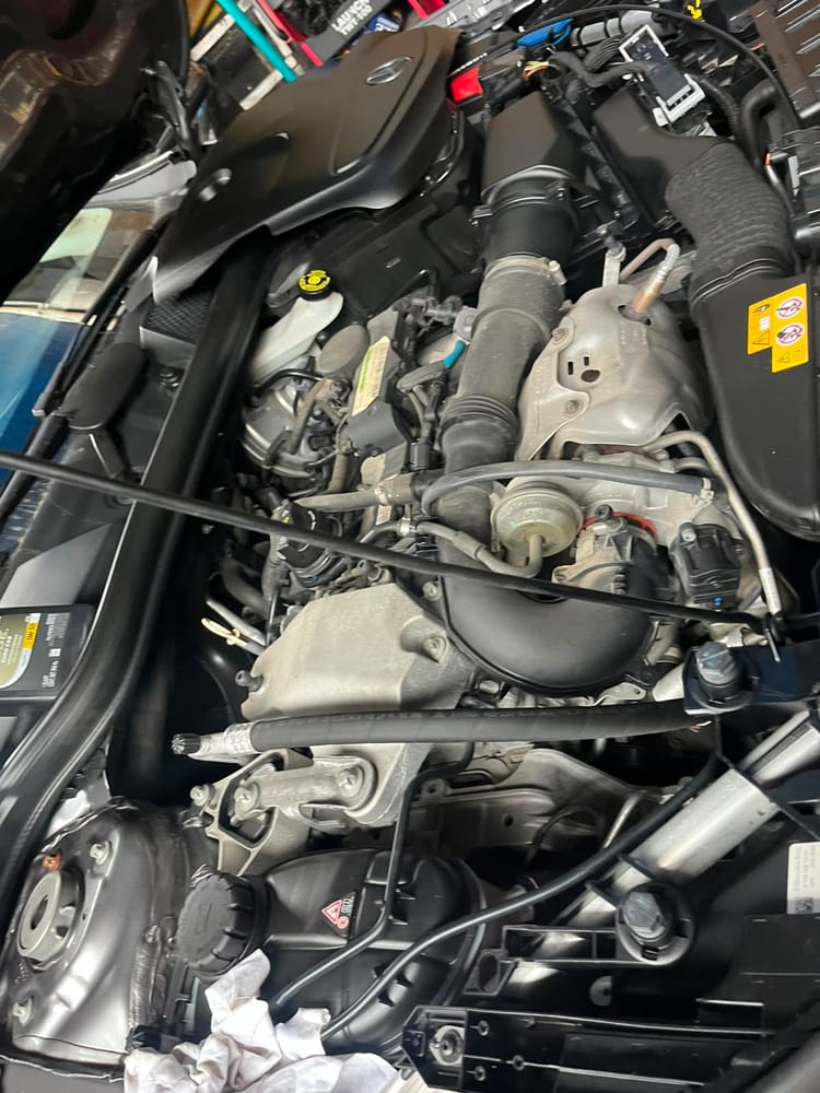 Compartimiento del motor abierto durante la revisión